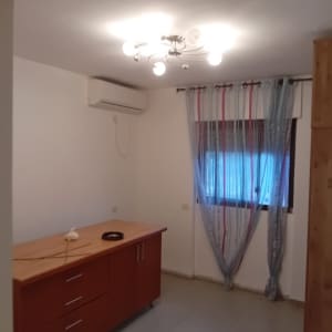 חדר מרוהט לאחר צביעת קירות ותקרה בצבע לבן