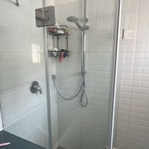 מקלחון זכוכית עם ראש מקלחת ואביזרים