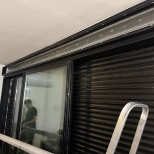 תיקון תריס גלילה חשמלי בארגז סמוי מעל חלון אלומיניום