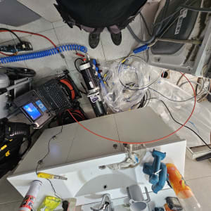 ציוד לאיתור נזילות כולל מחשב, צינורות וכלים שונים