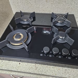 כיריים גז עם ארבעה מבערים וכפתורי שליטה