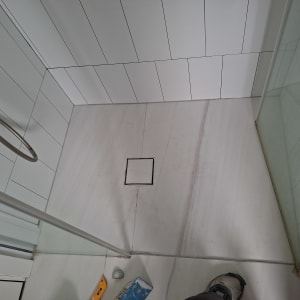 רצפת מקלחת עם אריחים וכלי עבודה