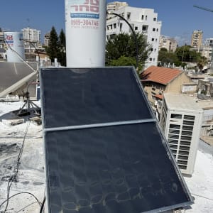 דוד שמש ומערכת סולארית על גג בניין