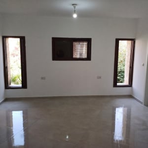 חדר ריק עם חלונות ורצפת קרמיקה מבריקה