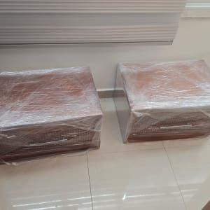 שידות עץ עטופות בניילון נצמד להגנה לקראת הובלת דירה