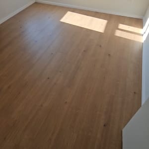 רצפת פרקט בחדר ריק עם חלון גדול