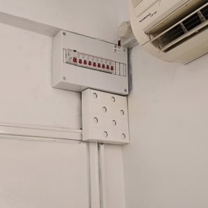 לוח חשמל עם מפסקים על קיר לבן