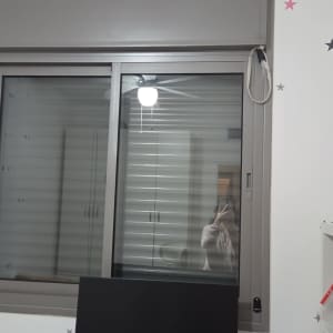 חלון עם תריסים סגורים ומחשב שולחני