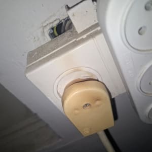 שקע חשמלי עם תקע מחובר לקיר