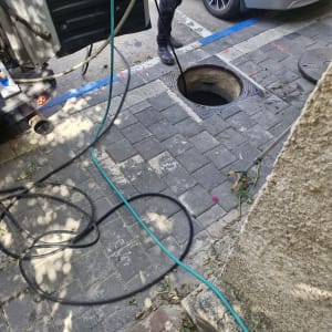 משאית שואבת ליד פתח ביוב ברחוב