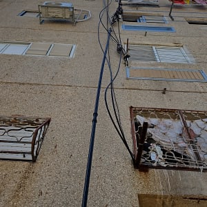 בניין עם כבלים חיצוניים ומזגן