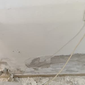 קיר עם טיח מתקלף וכתמי צבע