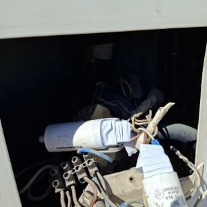 חלקים פנימיים של מזגן עם חוטים וקבלים