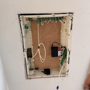 ארון תקשורת ביתי שקוע בקיר כולל סוויץ