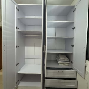 ארון פתוח עם מדפים ומגירות ריקות