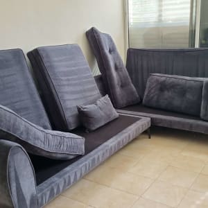 כריות ספה אפורות מונחות על הרצפה לניקוי