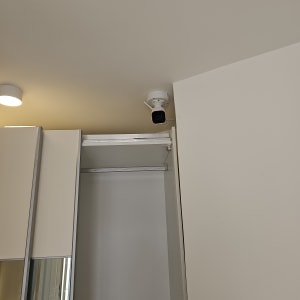 מצלמת אבטחה מותקנת על תקרה ליד ארון
