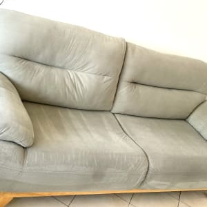 ספה אפורה עם כתמי לכלוך קלים על המושב