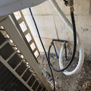 צינורות ומחברים ליד קיר חיצוני