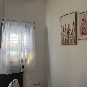 קיר עם שתי תמונות תלויות ומקרמה