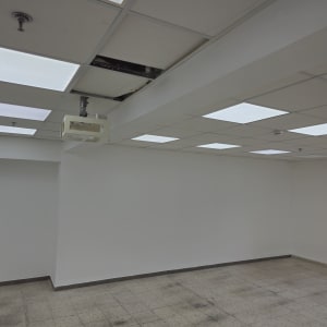 קירות ותקרה צבועים בלבן בחדר ריק