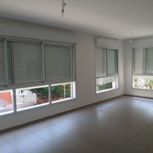 חדר ריק עם חלונות ותריסים סגורים