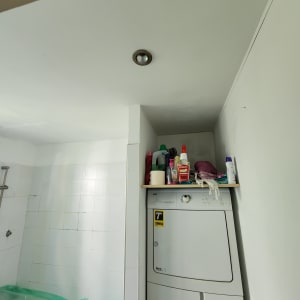 מכונת כביסה עם מדף מלא חומרי ניקוי