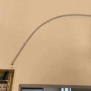 תמונה של לוח חשמל וכבלים על קיר