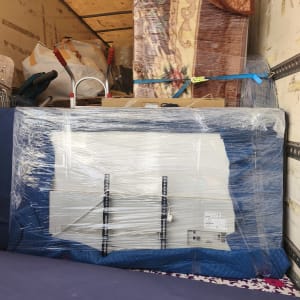 חפצים עטופים בניילון בתוך משאית הובלה