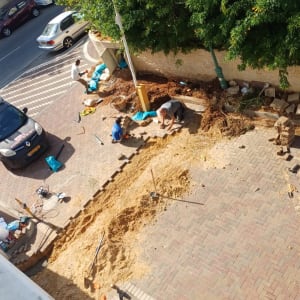 עבודות חפירה ותשתית עם אנשים וכלים