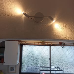 תאורה מותקנת על תקרה במטבח