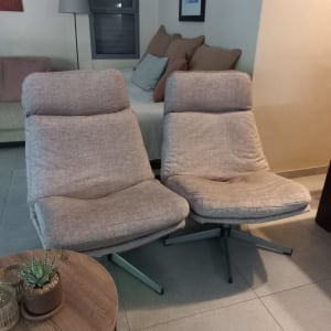 שני כיסאות מרופדים בצבע אפור בהיר