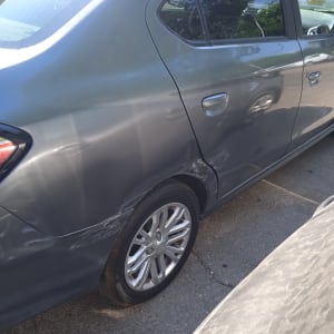 רכב עם נזק קל בצד האחורי