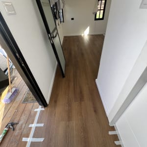 רצפת פרקט חדשה בחדר עם דלתות וחלונות