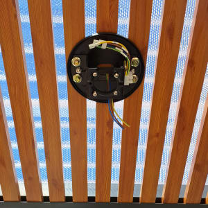 חיבור חשמלי בתקרה עם חוטים צבעוניים