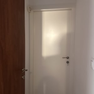 דלתות עץ ולבן במסדרון מואר