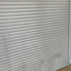 תריס גלילה לבן עם סימני לכלוך וניקוי