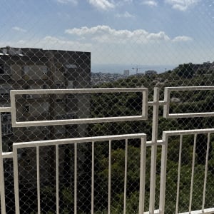 רשת בטיחות על מרפסת עם נוף עירוני
