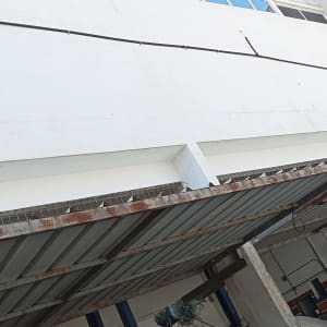 צינור מים מותקן על קיר חיצוני של בניין