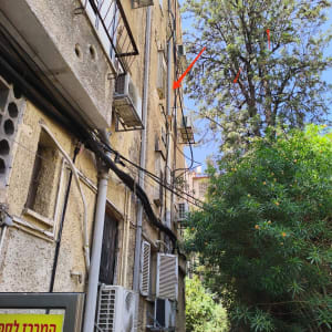 בניין עם מזגנים וצינורות חיצוניים