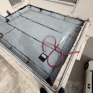 גג עם יריעות איטום וצינור אדום