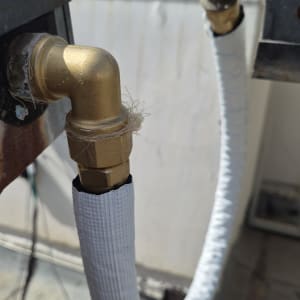 צינור מתכת מחובר למערכת חימום