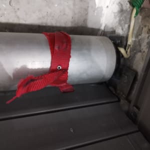 צינור מתכת עם רצועה אדומה על תריסים