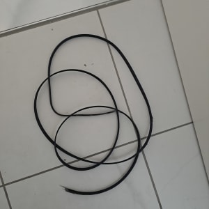 כבל חשמלי על רצפת אריחים