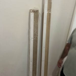 שני חפצים ארוזים עומדים ליד קיר