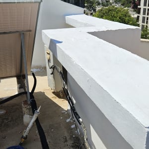 איטום גג עם חומר לבן, צינורות וכלים