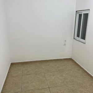 רצפה נקייה עם אריחים בחדר ריק