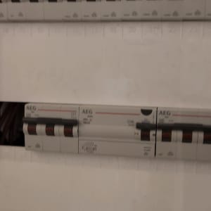 לוח חשמל עם מפסקים של AEG