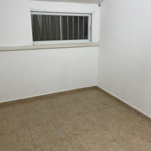 רצפה נקייה עם אריחים חומים וקיר לבן