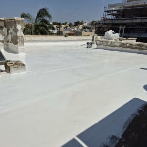 גג אטום עם חומר איטום לבן ומברשת